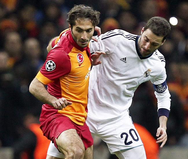 El argentino del Real Madrid, Gonzalo Higuaín (d) lucha por el balón con el defensa turco Hamit Altintop. Foto: EFE