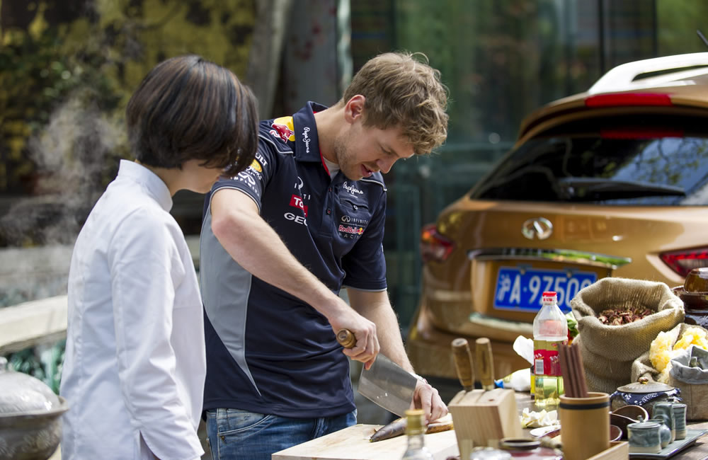 El piloto alemán Sebastian Vettel, de Red Bull, durante una clase de cocina china de la chef Tzu-i Chuang Mullinax en Shangai (China). Foto: EFE