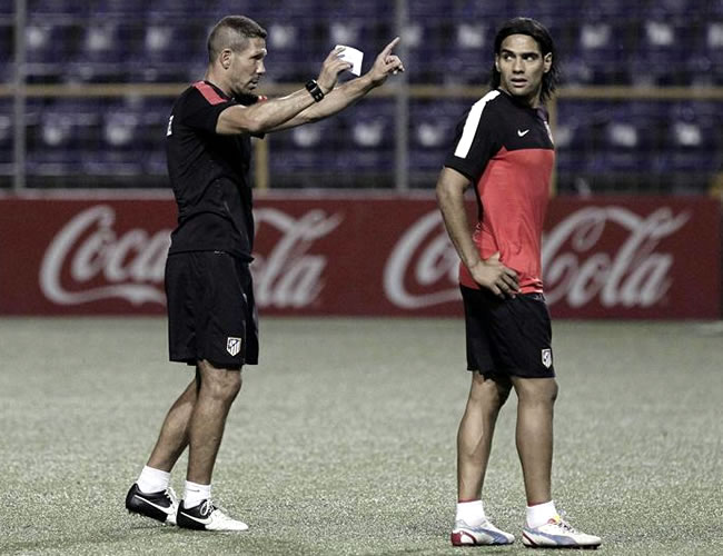 El técnico argentino Diego Simeone en un entrenamiento con Falcao García (d). Foto: EFE
