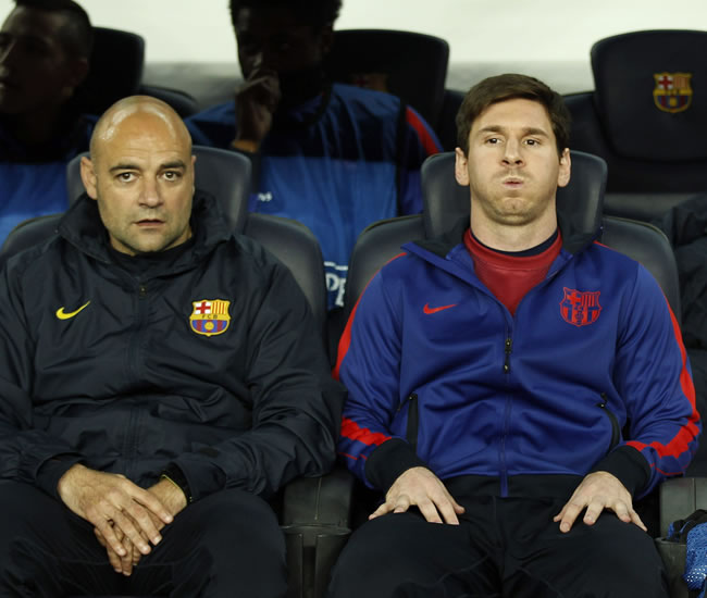 El delantero argentino del FC Barcelona Lionel Messi (d) observa desde el banquillo. Foto: EFE