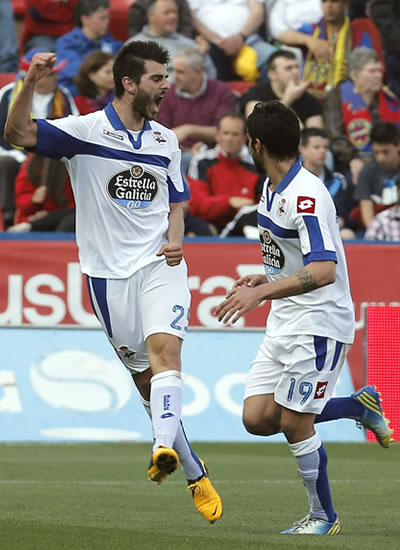 Nelson Oliveira (i) celebra con su compañero Silvio Manuel Pereira el tercer gol de su equipo ante el Levante. Foto: EFE