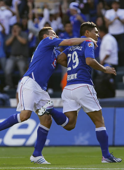El delantero colombiano Teofilo Gutiérrez (d) celebra su gol. Foto: EFE