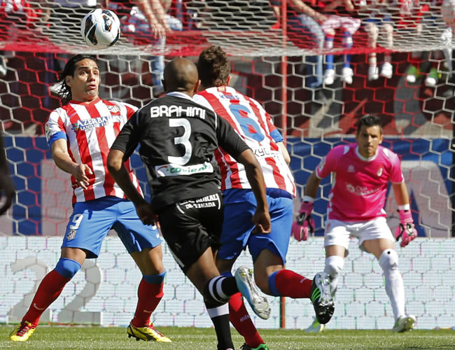 El delantero colombiano del Atlético de Madrid Radamel Falcao (i) se dispone a rematar un balón de cabeza. Foto: EFE