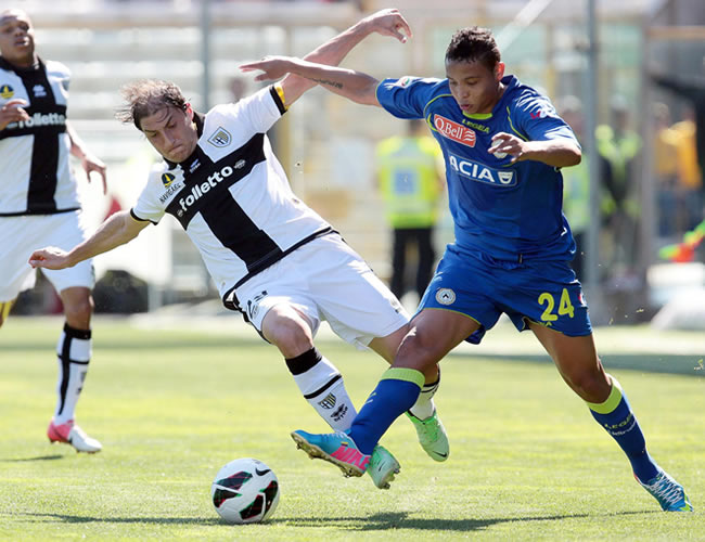 Gabriel Paletta (i) del Parma, trata de quitarle el balón al colombiano de Udinese, Luis Muriel (d). Foto: EFE
