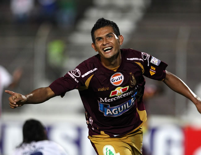 El volante del Deportes Tolima, David Silva, celebra un gol marcado. Foto: EFE