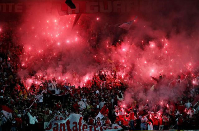 Celebración de los hinchas de Independiente Santa Fe. Foto: EFE