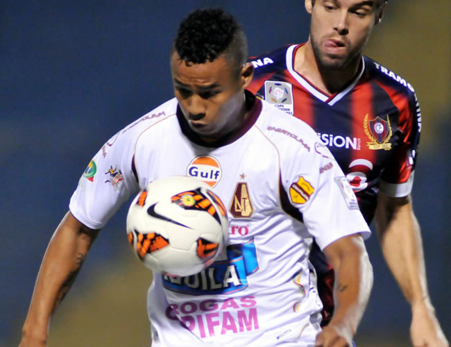 El jugador del Cerro Porteño de Paraguay Gonzalo Viera (atrás) disputa el balón con Charles Monsalvo (frente) del Deportes Tolima. Foto: EFE