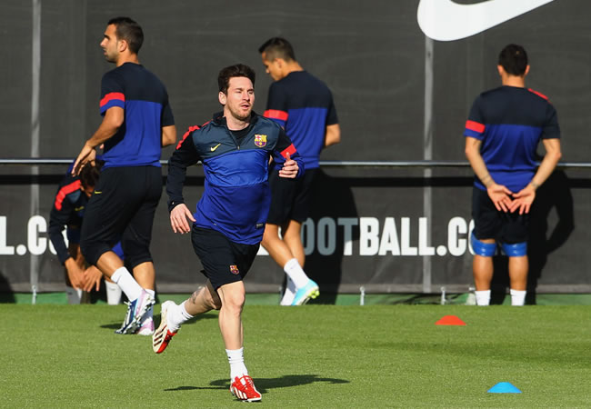 El argentino Leo Messi del Barcelona (c) entrena hoy con sus compañeros en la Ciudad Deportiva Joan Gamper. Foto: EFE