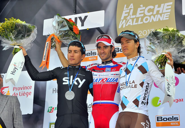 Daniel Moreno (c) celebra en el podio su victoria junto a los colombianos Carlos Alberto Betancur (d), tercero, y Sergio Luis Henao (i), segundo. Foto: EFE
