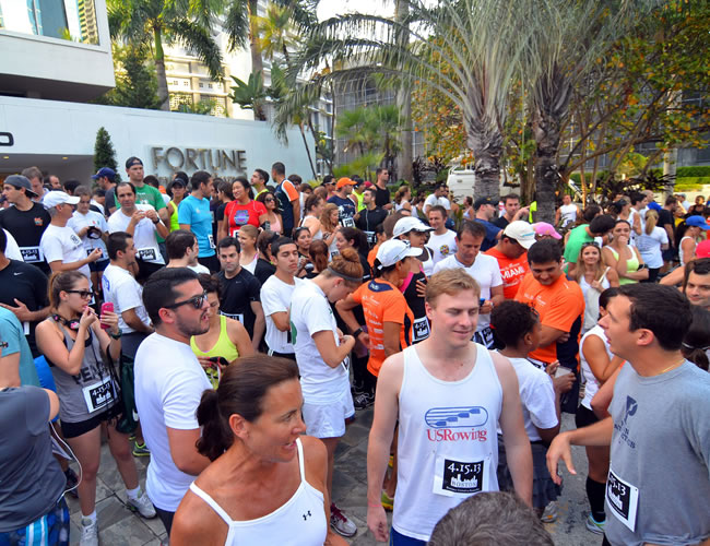 Un grupo de corredores de Miami se prepara para realizar la carrera silenciosa. Foto: EFE