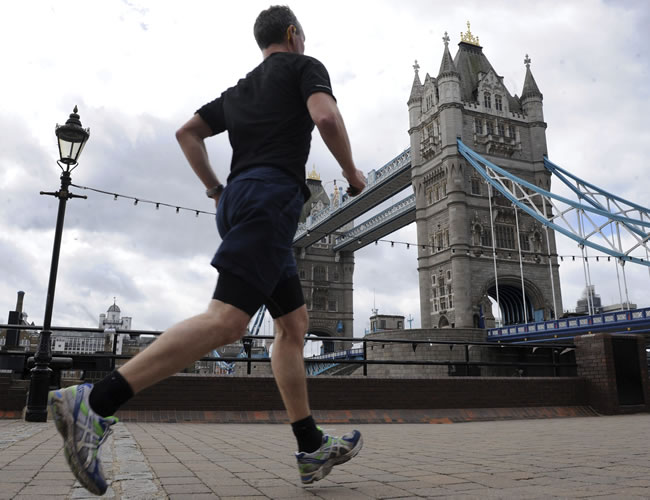 Un hombre entrena junto al puente de la Torre en Londres. Foto: EFE