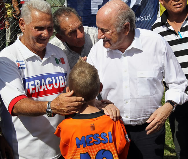 El presidente de la FIFA, el suizo Joseph Blatter (d), saluda a un niño en La Habana (Cuba). Foto: EFE