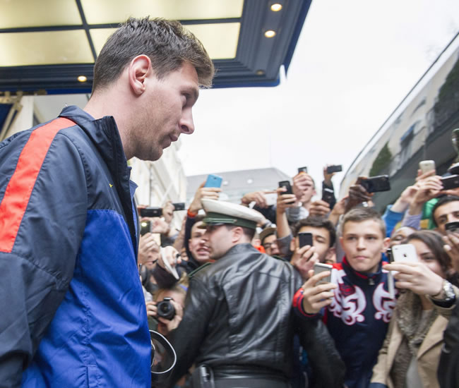 El delantero argentino del Barcelona Lionel Messi sale del hotel de concentración de su equipo en Múnich. Foto: EFE