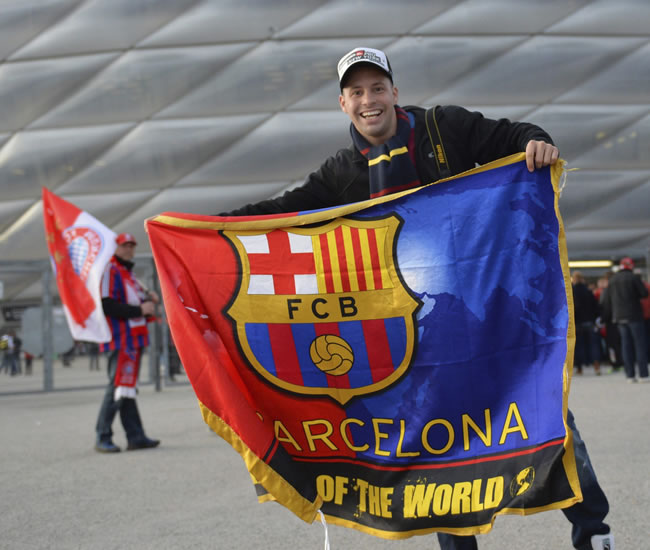 Un aficionado del FC Barcelona llega al partido de ida de la semifinal de la Liga de Campeones. Foto: EFE