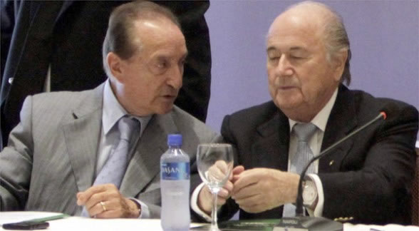 El nuevo presidente de la Conmebol, Eugenio Figueredo (i) con su homólogo de FIFA, Joseph Blatter. Foto: EFE