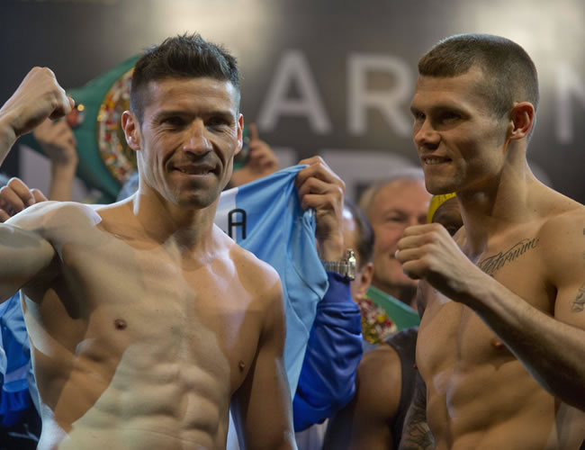 El boxeador argentino Sergio 'Maravilla' Martínez (i) y el inglés Martin Murray (d) posan en el pesaje. Foto: EFE
