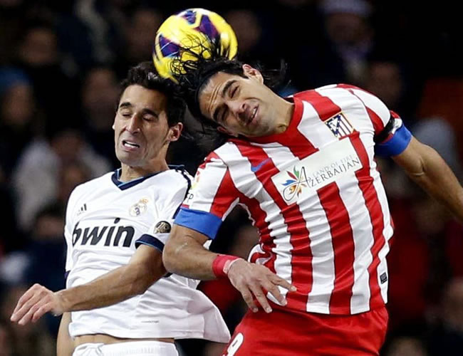 El delantero colombiano del Atlético de Madrid, Radamel Falcao (d), lucha la pelota aérea con el defensa del Real Madrid, Álvaro Arbeloa. Foto: EFE