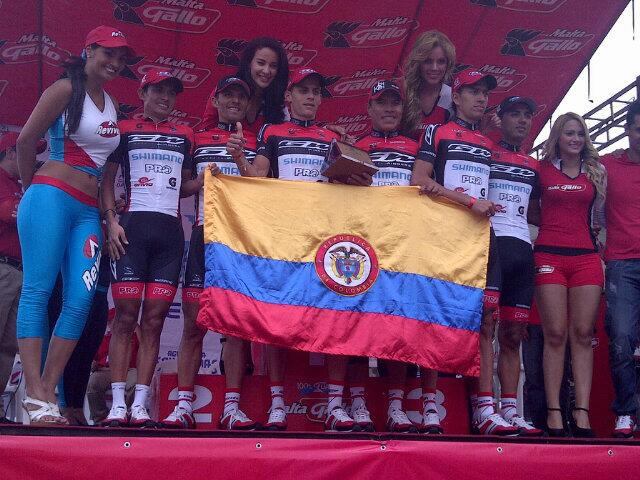 Oscar Sánchez (c) con el equipo GW Shimano, ganadores en la Vuelta a Guatemala. Foto: Twitter