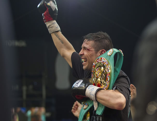 El boxeador Sergio "Maravilla" Martínez de Argentina celebra tras vencer por puntos a Martin Murray de Inglaterra y asi retiene el titulo mundial de peso mediano de la WBC. Foto: EFE