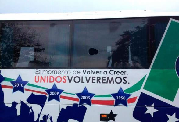 Imagen del bus apedreado del Once Caldas. Foto: Twitter