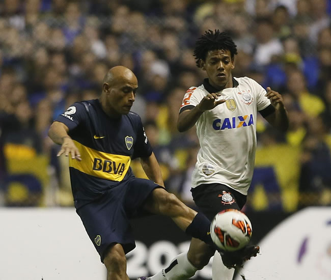 El jugador de Boca Juniors Clemente Rodríguez (i) disputa el balón con Romarinho de Corinthians. Foto: EFE