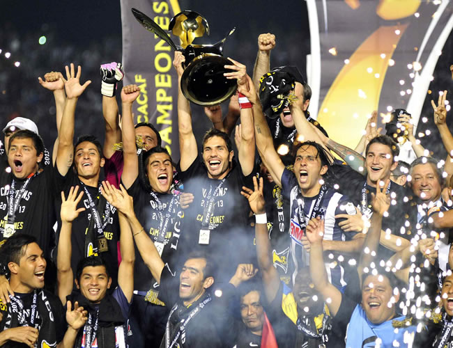Los jugadores del Monterrey celebran el título de la Liga de Campeones de la Concacaf. Foto: EFE