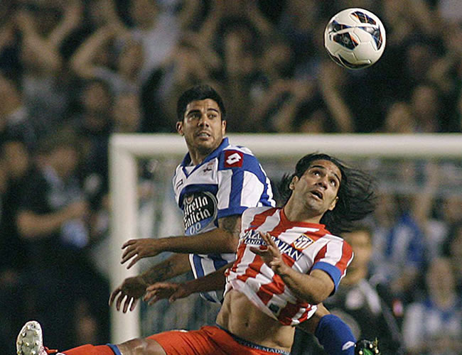 El defensa del Deportivo de La Coruña Aythami (i) salta a por un balón con el colombiano Falcao, del Atlético de Madrid. Foto: EFE