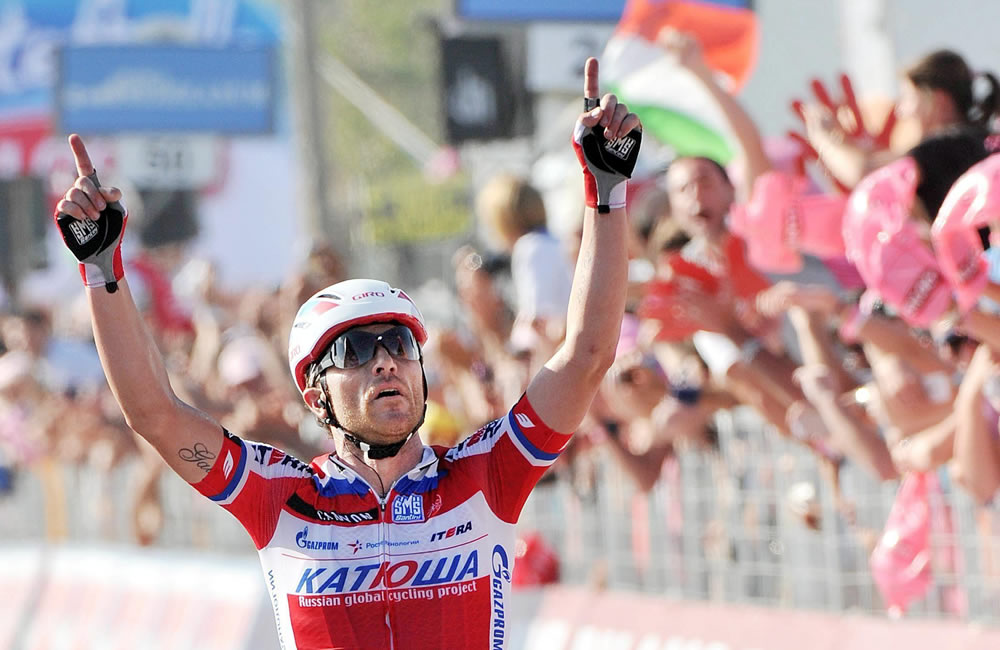 El ciclista italiano Luca Paolini, del Katusha, levanta sus brazos tras cruzar la línea de meta y alzarse con la victoria de la tercera etapa. Foto: EFE