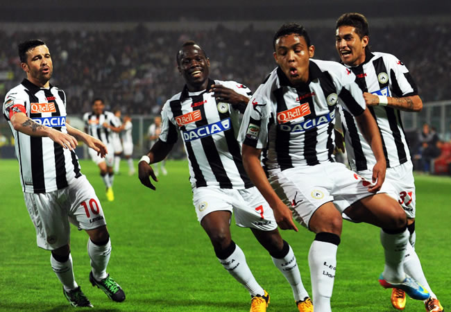 El delantero colombiano Luis Muriel (c) celebra con sus compañeros su gol contra Palermo. Foto: EFE