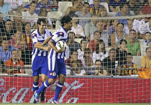 El colombiano Abel Aguilar (d) celebra un gol marcado con su compañero del Deportivo de la Coruña, Juan Carlos Valeron. Foto: EFE