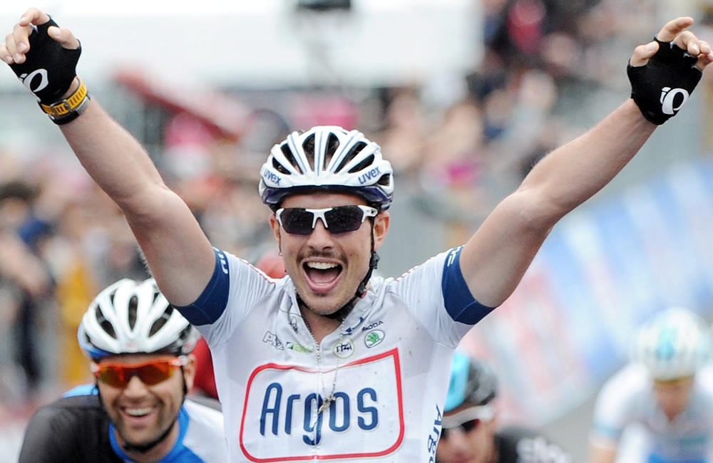 El ciclista alemán John Degenkolb (Argos-Shimano) celebra la victoria conseguida en la quinta etapa del Giro de Italia. Foto: EFE