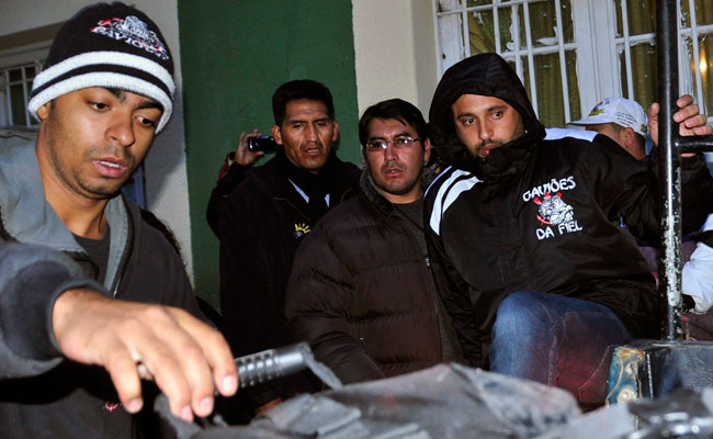 Hinchas brasileños, presos en la ciudad de Oruro, por la muerte de Kevin Beltrán. Foto: EFE