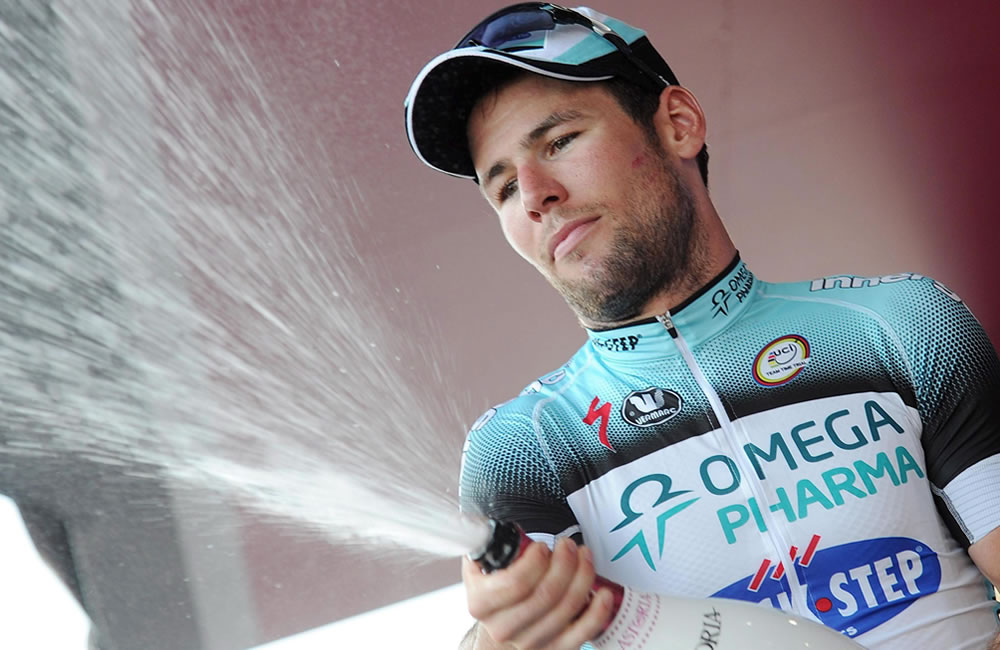 El ciclista británico Mark Cavendish (Omega Pharma), celebra en el podio su victoria de la sexta etapa del Giro de Italia. Foto: EFE