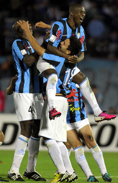 Los jugadores del Real Garcilaso de Perú de celebran la clasificación luego de la definición por penales ante Nacional de Uruguay. Foto: EFE