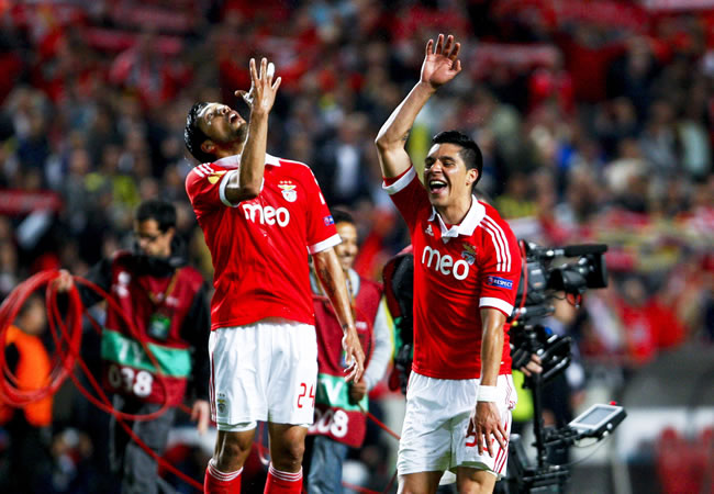Los jugadores del Benfica Ezequiel Garay (i) y Enzo Pérez (d) celebran su victoria ante el Fenerbahce. Foto: EFE