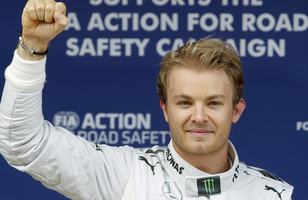 El piloto alemán de Mercedes, Nico Rosberg, celebra su pole, tras la tanda de entrenamientos clasificatorios en el Circuit de Catalunya. Foto: EFE