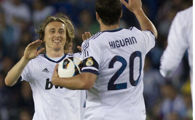 El delantero argentino del Real Madrid Gonzalo Higuaín (d) es felicitado por el croata Luka Modric tras marcar ante el RCD Espanyol. Foto: EFE