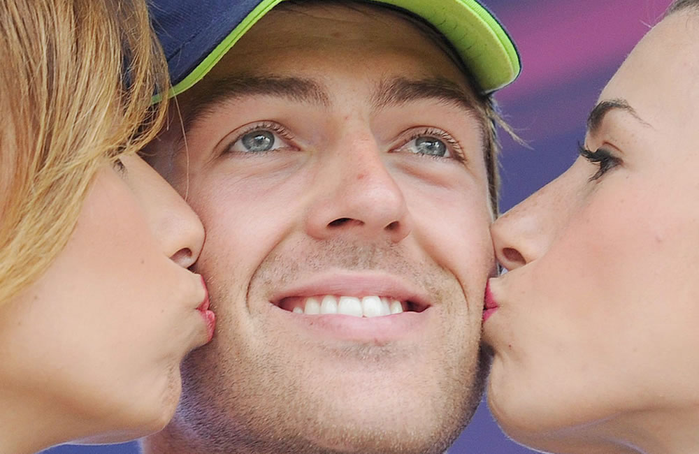 El ciclista británico Alex Dowsett en el podio durante el Giro de Italia. Foto: EFE