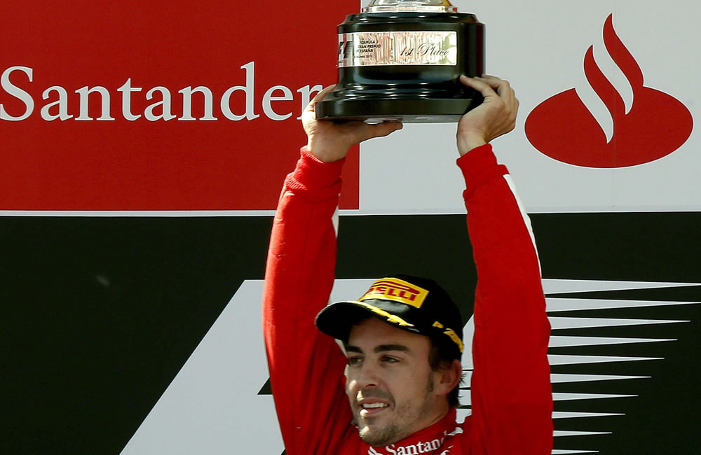 El piloto español de Ferrari Fernando Alonso celebra en el podio su victoria en el Gran Premio de España que se celebra en el Circuito de Catalunya en Montmelo (Barcelona). Foto: EFE