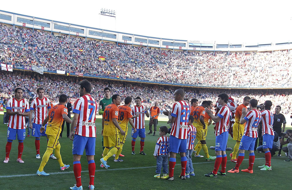 Los jugadores del Atlético de Madrid hacen pasillo a los del Barcelona, por su reciente proclamación de campeones de liga antes del partido. Foto: EFE