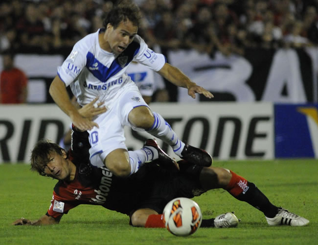 Vélez y Newell's definen un cupo a los cuartos de la Libertadores. Foto: EFE