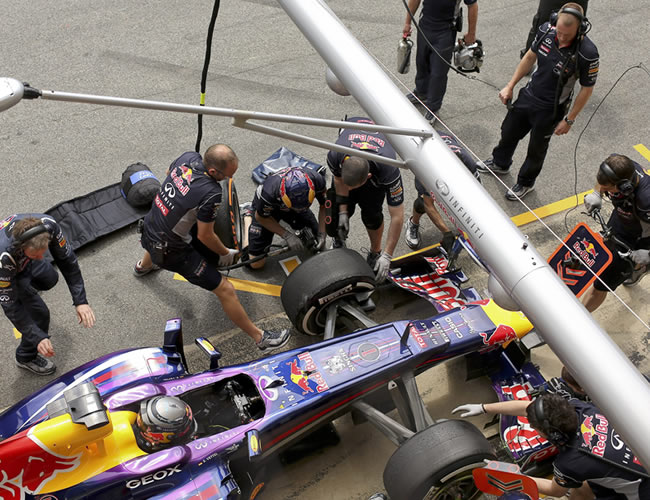 El auto conducido por el piloto de Red Bull Sebastian Vettel es atendido en pits. Foto: EFE