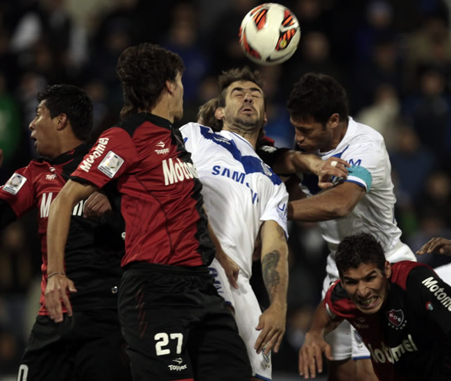 El jugador Lucas Pratto (c) de Velez Sarsfield disputa el balón con Santiago Vergini (i) de Newell`s Old Boys. Foto: EFE