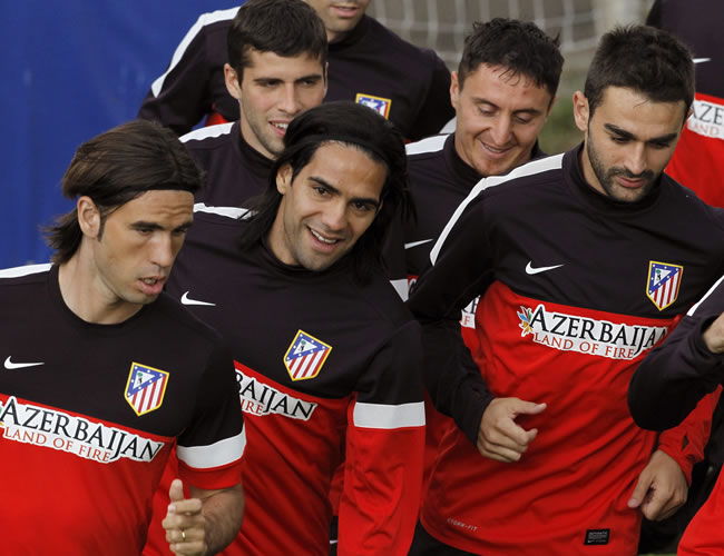 Los jugadores del Atlético de Madrid, Domingo Cisma (i), el colombiano Radamel Falcao (c), Adrián López (d), entre otros. Foto: EFE