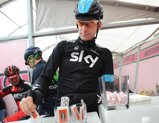El ciclista británico Bradley Wiggins (Sky), se toma un café antes de la etapa 12. Foto: EFE