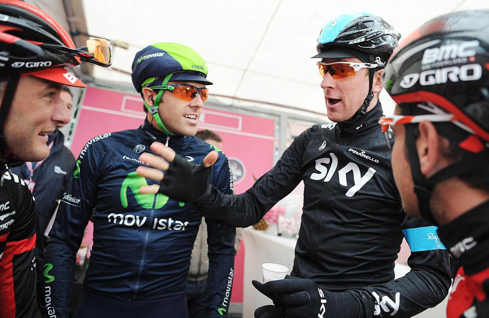 El ciclista británico Bradley Wiggins (2d) (Sky), habla con otros ciclistas antes del comienzo de la duodécima etapa. Foto: EFE