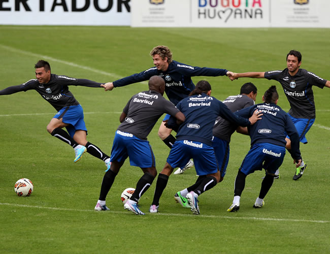 Los jugadores de Gremio de Brasil, durante un entrenamiento en Bogotá. Foto: EFE