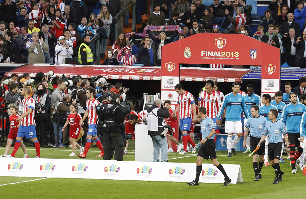 Los jugadores momentos antes de la final de la Copa del Rey que enfrenta al Real Madrid y al Atlético de Madrid. Foto: EFE