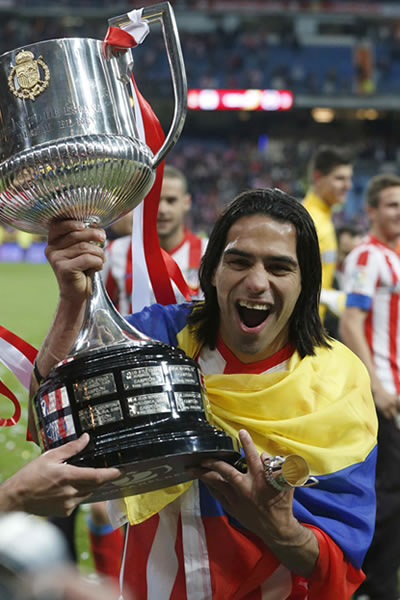 El delantero colombiano Radamel Falcao García con el trofeo de la Copa del Rey. Foto: EFE
