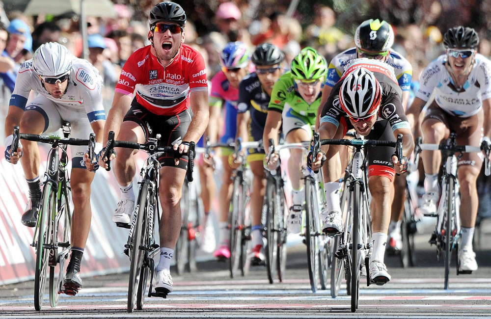 El ciclista británico Mark Cavendish (2-i), del equipo Omega Pharma-Quick Step, cruza la línea de meta para ganar en la decimotercera etapa del Giro de Italia. Foto: EFE